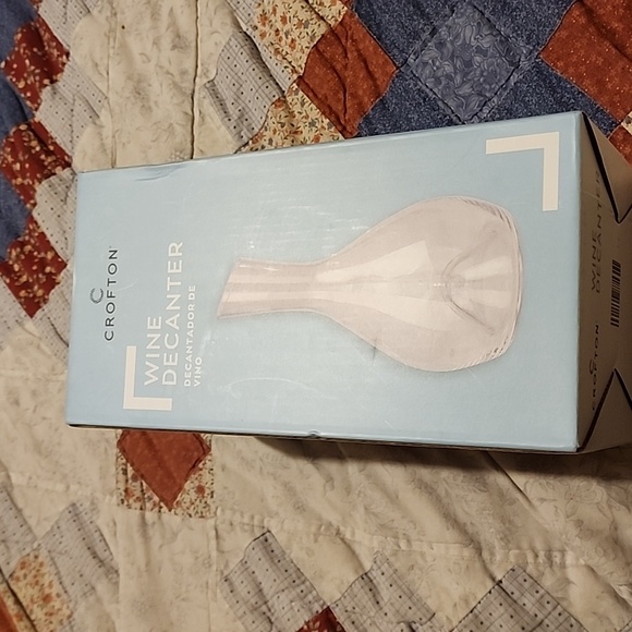 Crofton Glass Wine Decanter - Picture 4 of 4